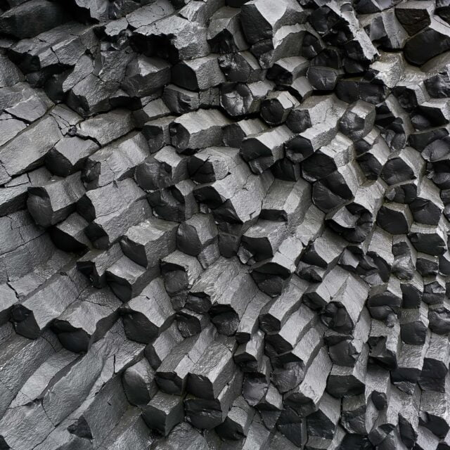 Skały przemysłowe – twardy, kolumnowy bazalt w czarnych, łupanych blokach wykorzystywany jako kruszywo budowlane i drogowe. Industrial rocks, Промислові породи, Industrielle Gesteine