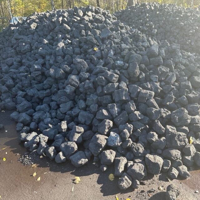 Koks – porowate, gruboziarniste bryły wysokokalorycznego paliwa węglowego ułożone w dużych hałdach na placu składowym. Coke, Кокс