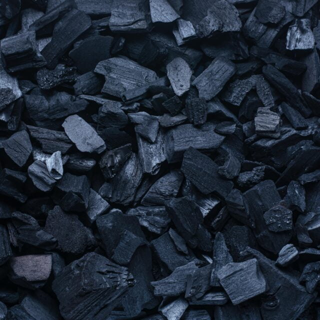 Węgiel drzewny – czarne, porowate kawałki wypalonego drewna jako naturalne paliwo grillowe i kominkowe. Charcoal, Деревне вугілля, Holzkohle