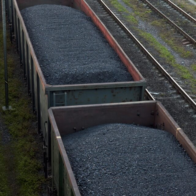 Węgiel PCI w wagonach kolejowych – drobnoziarniste czarne paliwo do wtrysku powietrzno-węglowego transportowane koleją. PCI Coal, Карбон PCI, PCI-Kohlenstoff