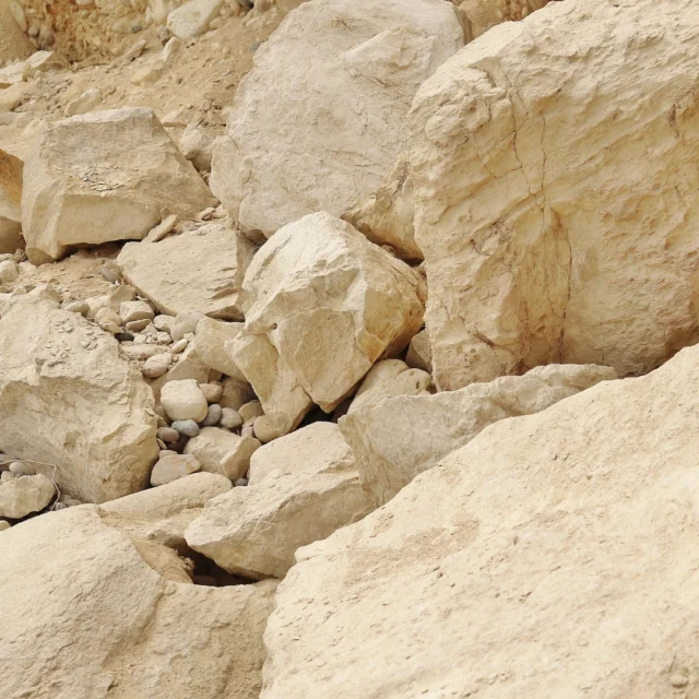 Industrierohstoffe – helle Kalksteine in Form unregelmäßiger Blöcke und Gesteinskörnungen, die als mineralischer Rohstoff in der Bau- und Zementindustrie sowie bei der Herstellung von Baustoffen verwendet werden.