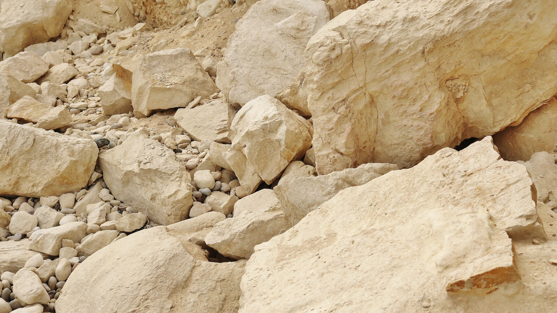 Industrial rocks – light-colored limestone rocks in the form of irregular blocks and aggregates, used as a mineral raw material in the construction and cement industries and in the production of building materials.