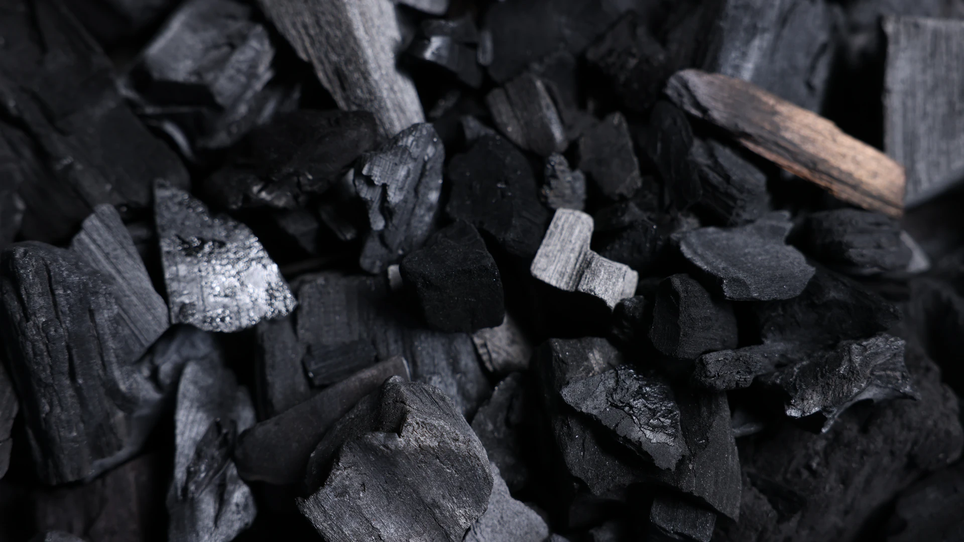 Anthrazitlieferant – Nahaufnahme von hochwertigem Anthrazit mit dichter Struktur und geringem Verunreinigungsgehalt, verwendet in Industrie- und Energieprozessen.