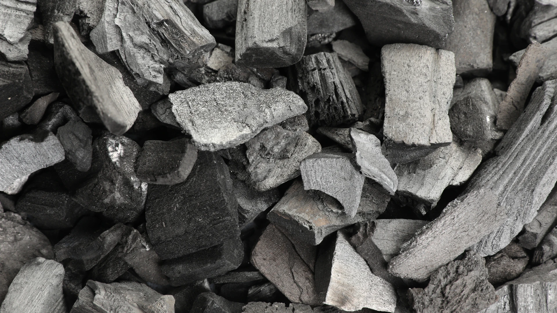 Anthracite Supplier – detailed view of anthracite lumps with high calorific value, dense structure, and low ash content, intended for industrial and energy applications.