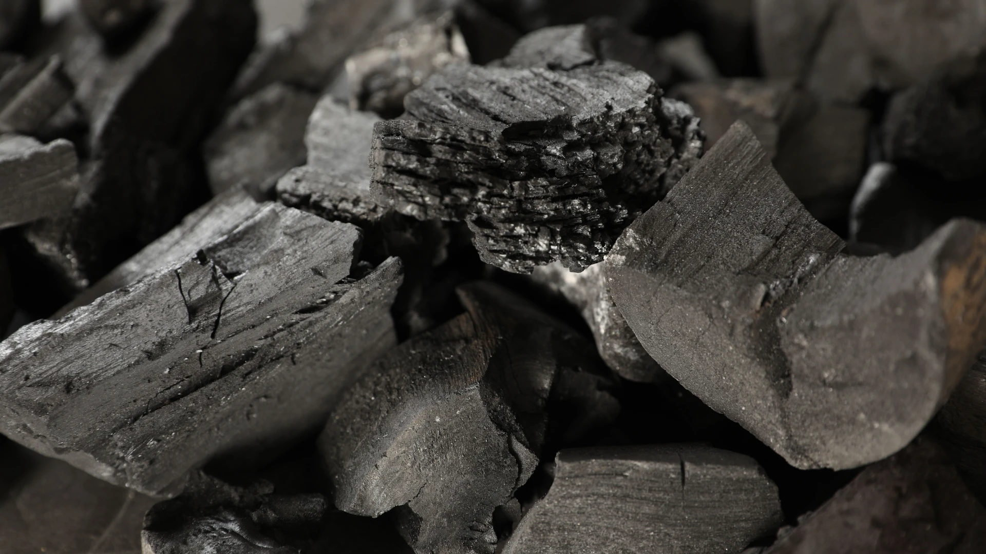 Anthracite Supplier – close-up of anthracite lumps with dense structure, high carbon content, and low emission of pollutants, used in the energy and metallurgical industries.