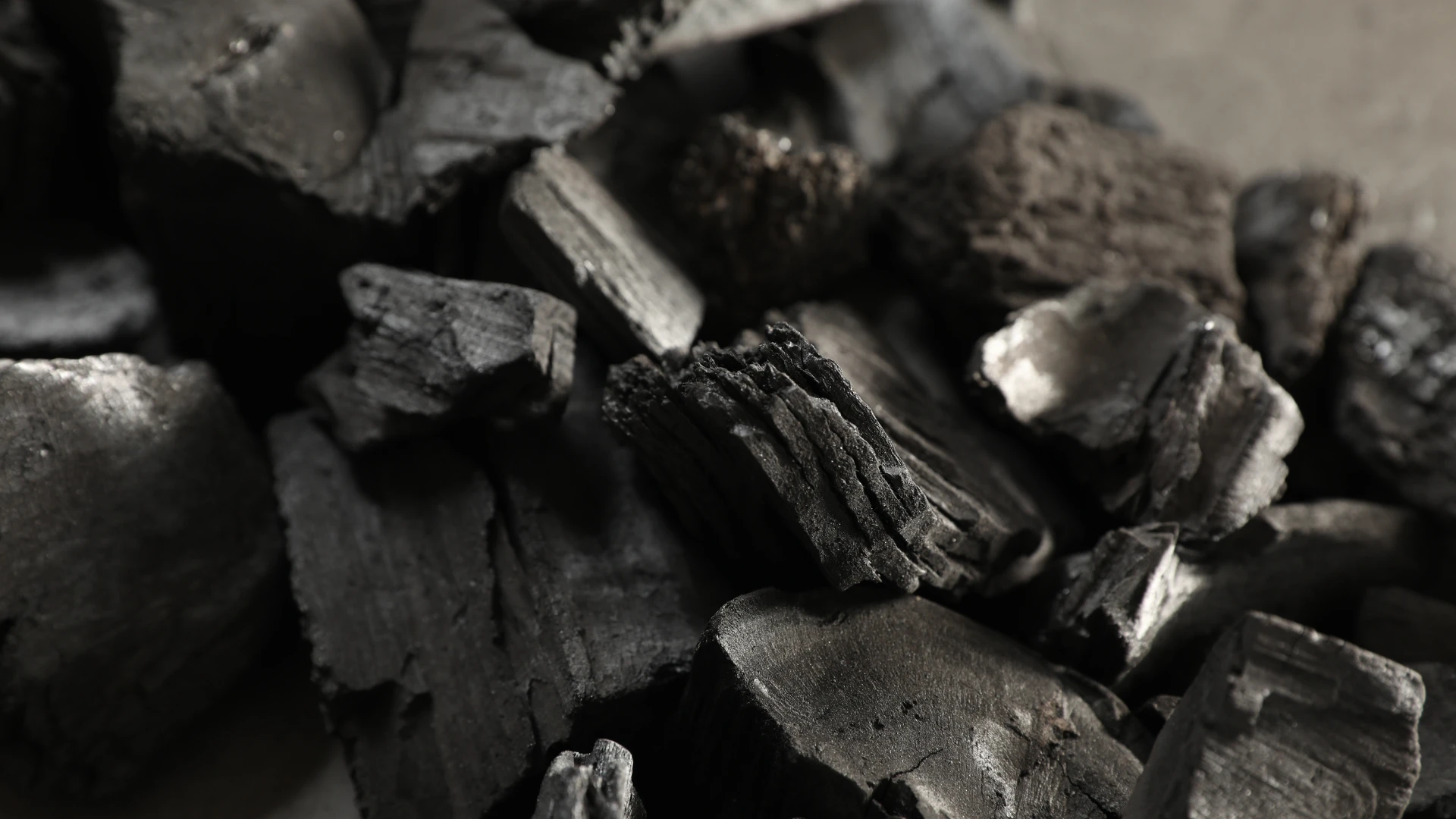 Постачальник антрациту – детальний крупний план шматків антрациту зі щільною структурою, високою калорійністю та низьким вмістом домішок, що застосовується в енергетиці та промислових процесах.