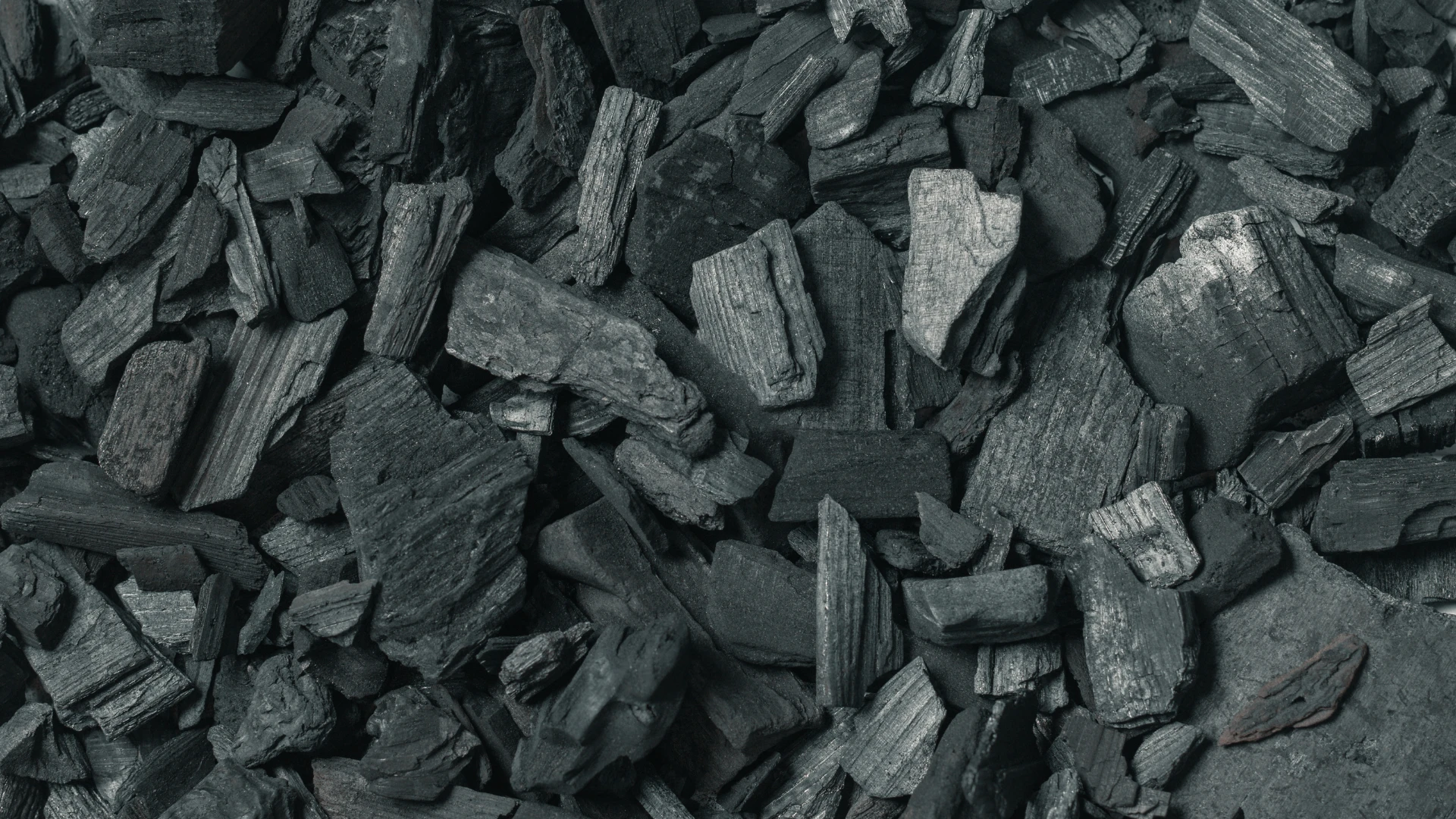 Charcoal wholesale – high-quality charcoal with a uniform fraction, low ash content and high calorific value, intended for industrial and energy applications.
