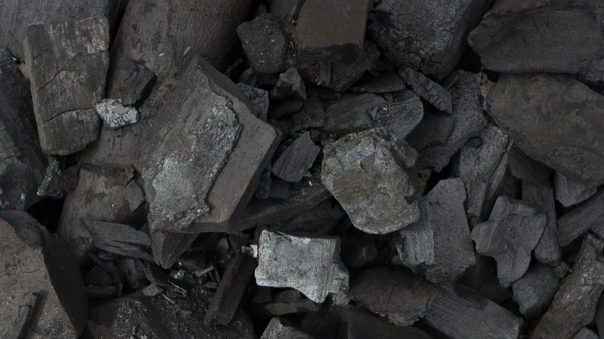 Charcoal wholesale – natural charcoal in large pieces, with a dense structure, low moisture content and high heating value, intended for industrial and production applications.