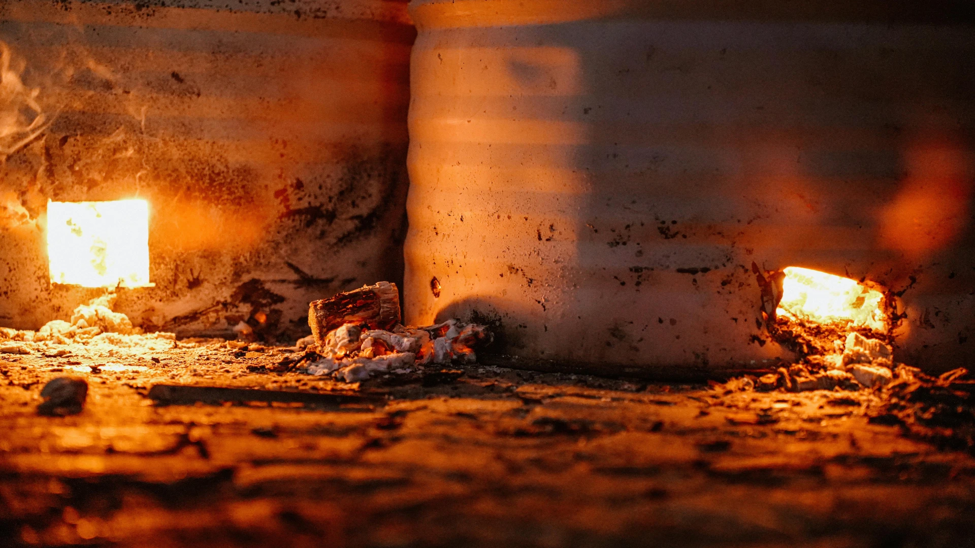 Großhandel mit Hüttenkoks – ein Industrieofen mit glühender Koksbeschickung, Wärmebehandlungsprozess und Vorbereitung von Koks für die Metallurgie und Stahlindustrie.