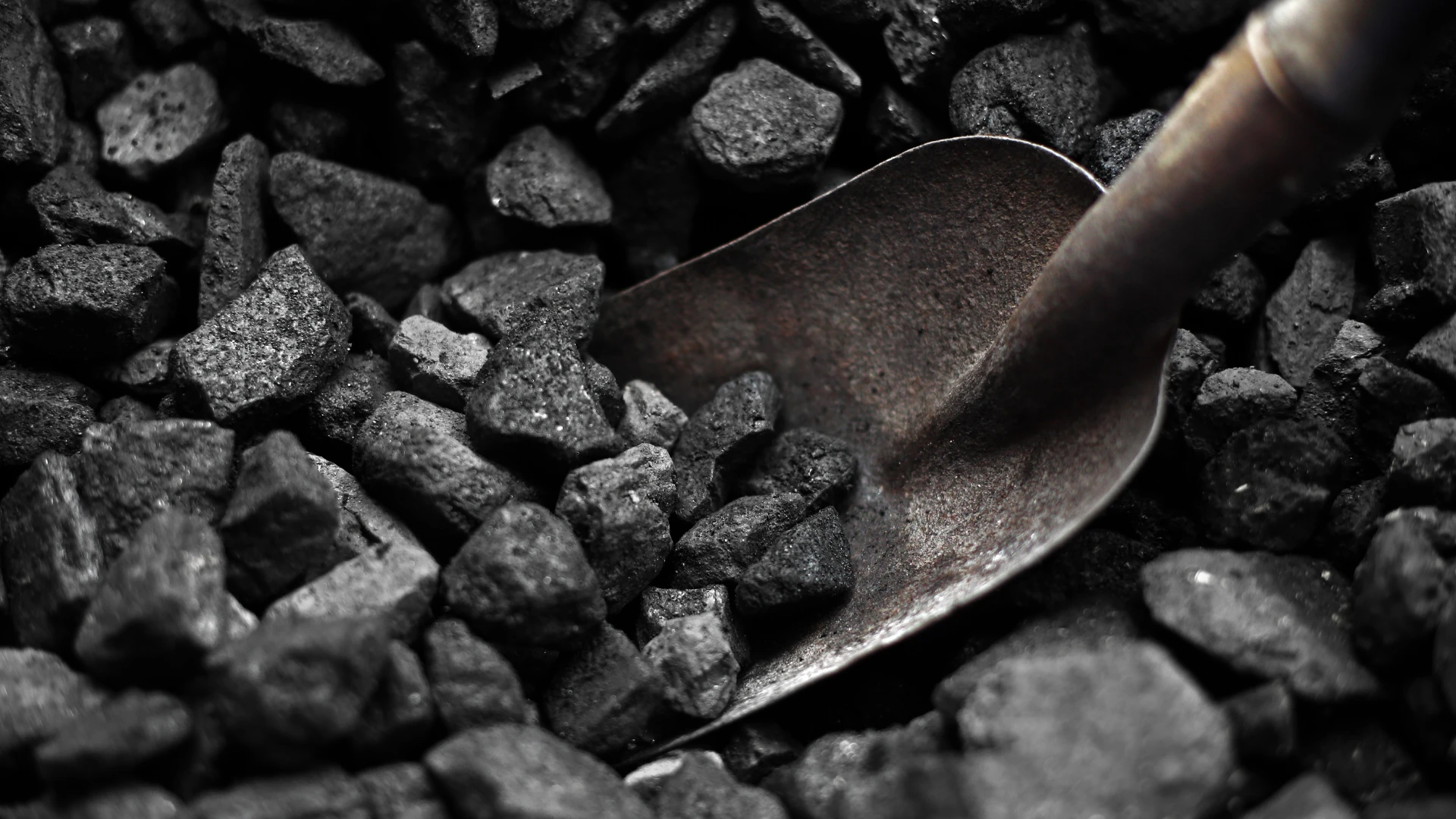 Kohlegroßhandel in Schlesien – Steinkohle in Industriefraktionen, Ladeschaufel zwischen Rohstoffbrocken, Aufbereitung und Vertrieb für Industrie- und Energieabnehmer.