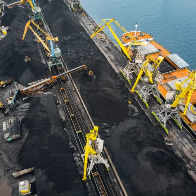 Dystrybutor surowców energetycznych – terminal portowy z załadunkiem węgla energetycznego na statki masowe, obsługa logistyczna i przeładunkowa surowców dla przemysłu energetycznego i ciepłowniczego.