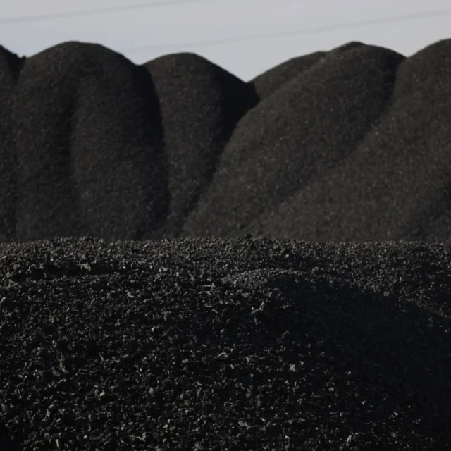 Halden aus schwarzem Kohlenstoffmaterial – Aufkohlungsmittel und Schaumbildner, die in der Hüttenindustrie zur Stahlherstellung eingesetzt werden.