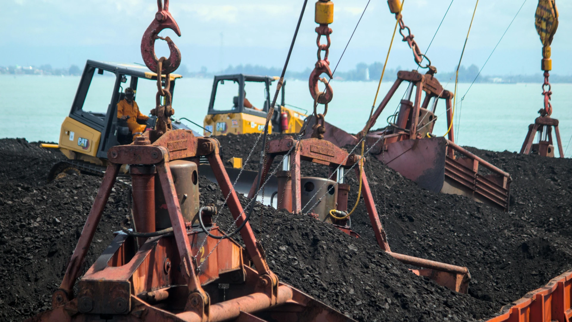 Dostawca smoły węglowej – ciężki sprzęt i dźwigi załadunkowe przenoszące węgiel w porcie morskim, symbolizujące globalny transport surowców energetycznych.