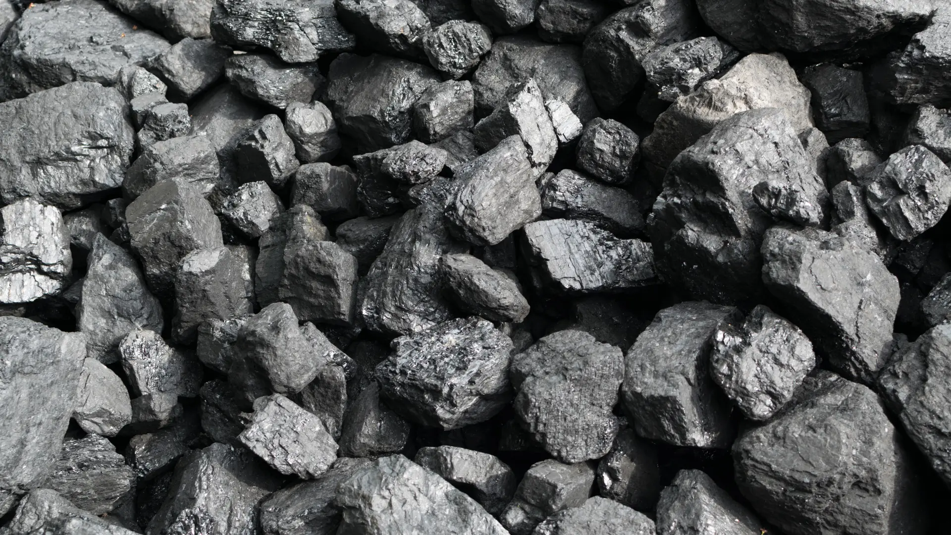 Sprzedaż koksu – wysokiej jakości kawałki koksu hutniczego wykorzystywane w przemyśle i energetyce