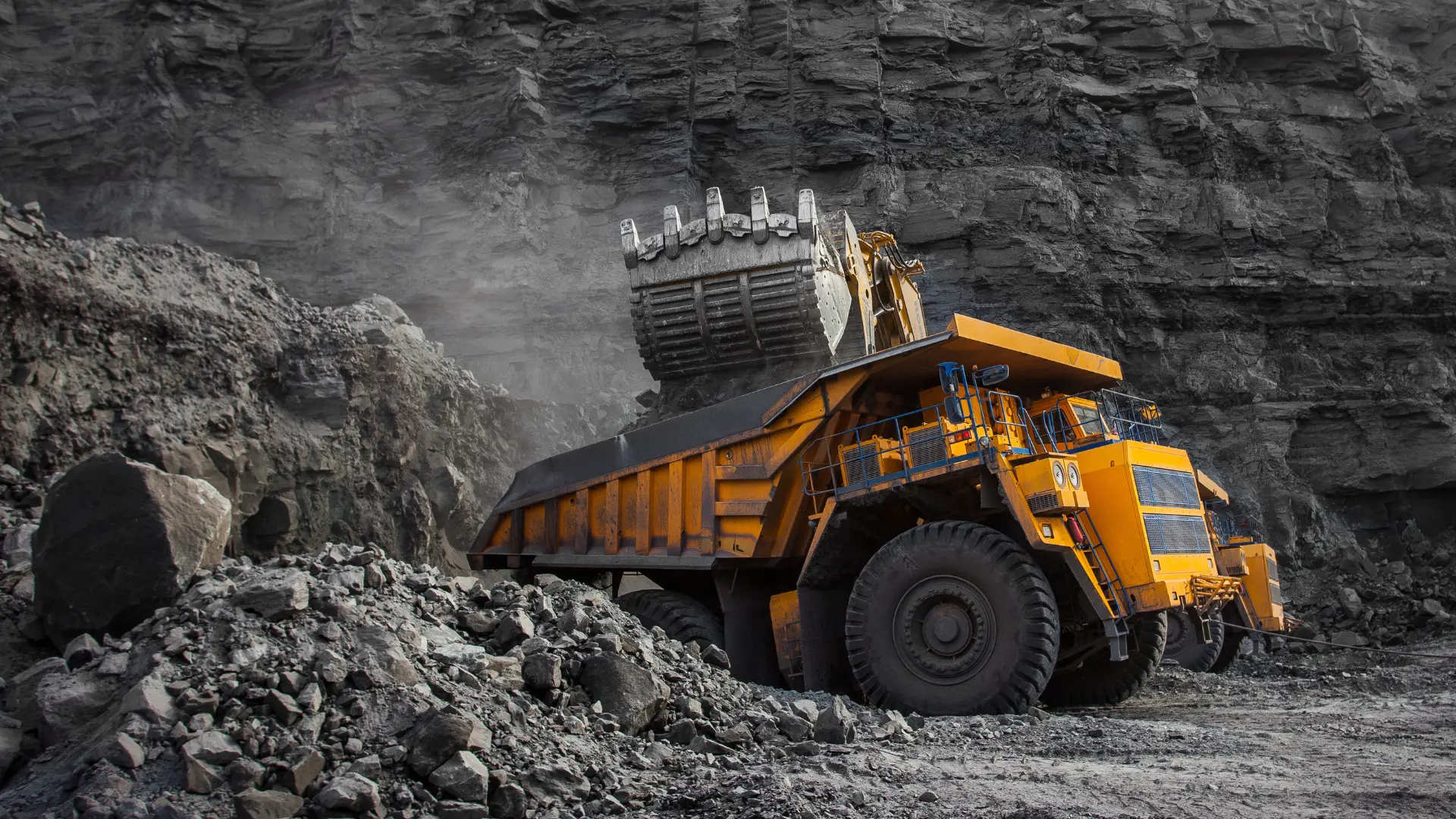 Sprzedaż koksu – ciężarówka górnicza załadunek urobku w kopalni surowców energetycznych