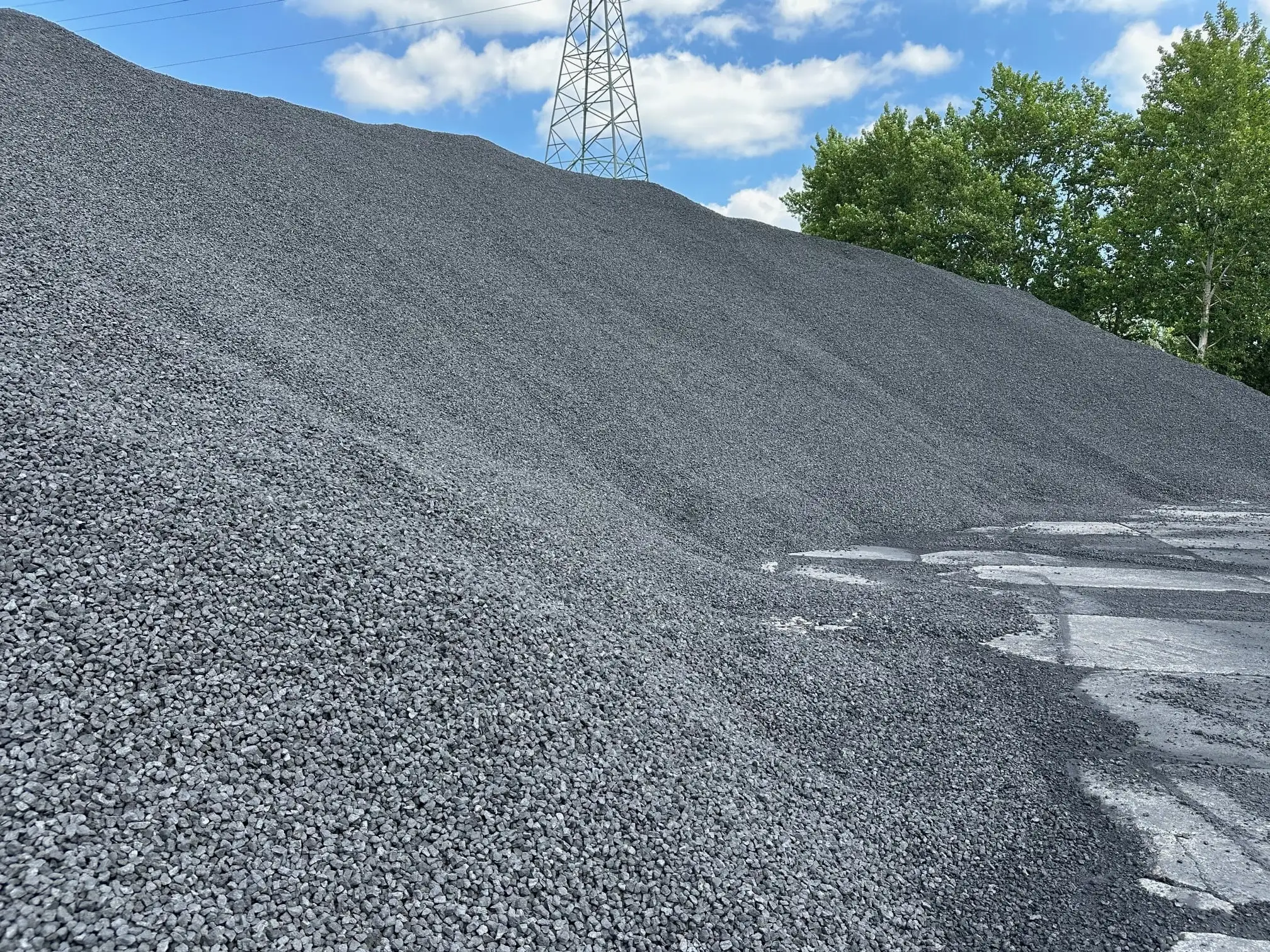 Koksverkauf – Lagerplatz für Industriekoks in großen Mengen auf dem Hof