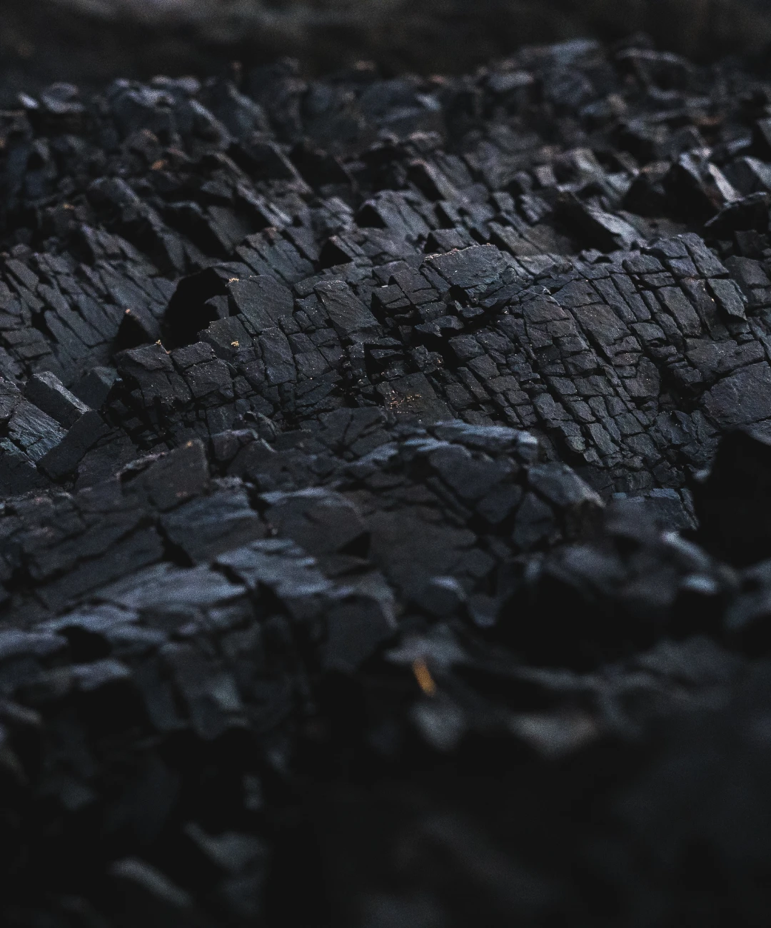 Online Coal Sales – dark coal chunks arranged in a natural structure, symbolizing high-quality energy raw material available online.