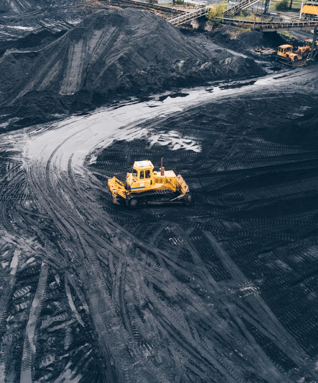 Sprzedaż węgla przez internet – koparka pracująca na placu składowym węgla, symbolizująca dystrybucję i logistykę surowców energetycznych.