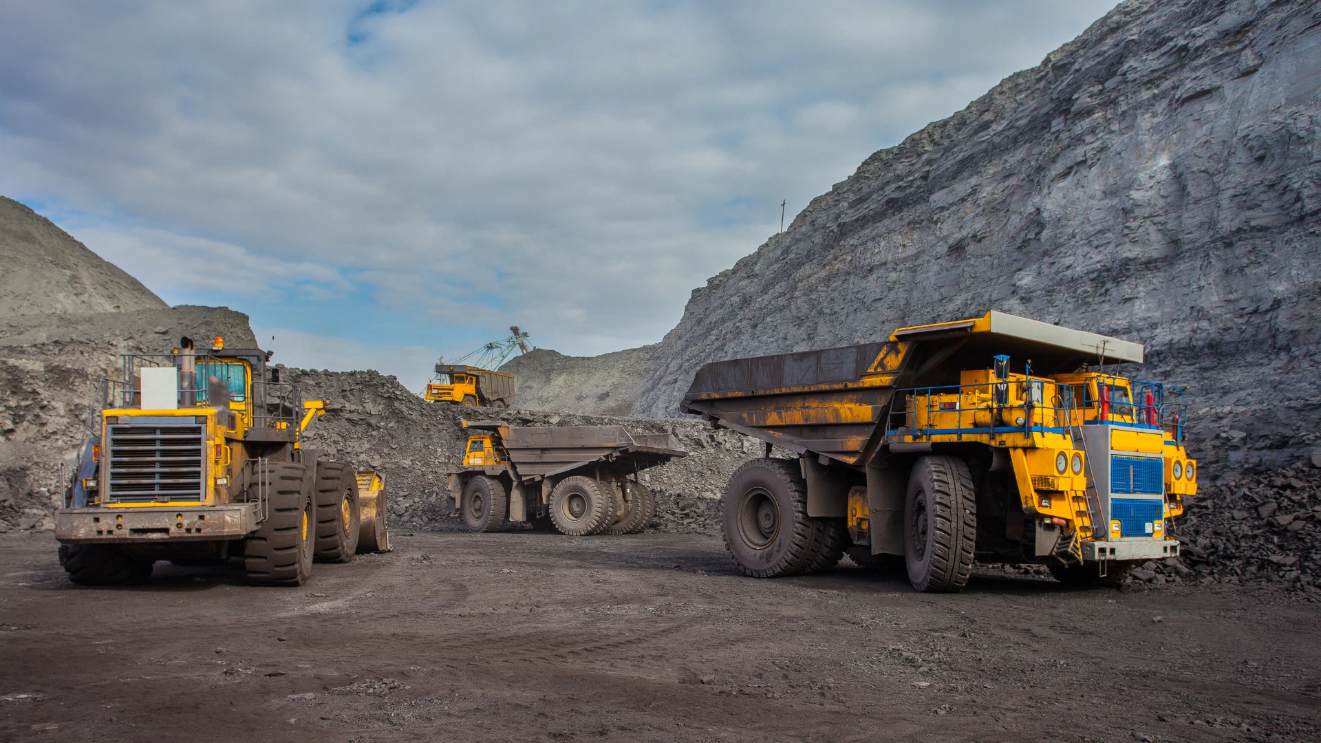 Online-Kohleverkauf – Lastwagen und Bagger, die Kohle in einem Bergwerk transportieren, und den Prozess der Förderung und Verteilung von Energierohstoffen darstellen.