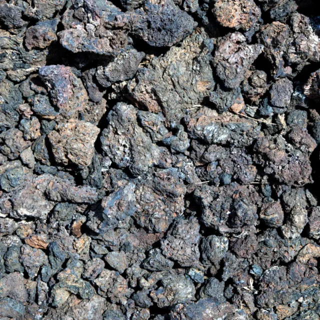 Surowce przemysłowe – porowate, brunatno-czarne grudki rudy i żużla hutniczego stosowane w metalurgii oraz budownictwie
