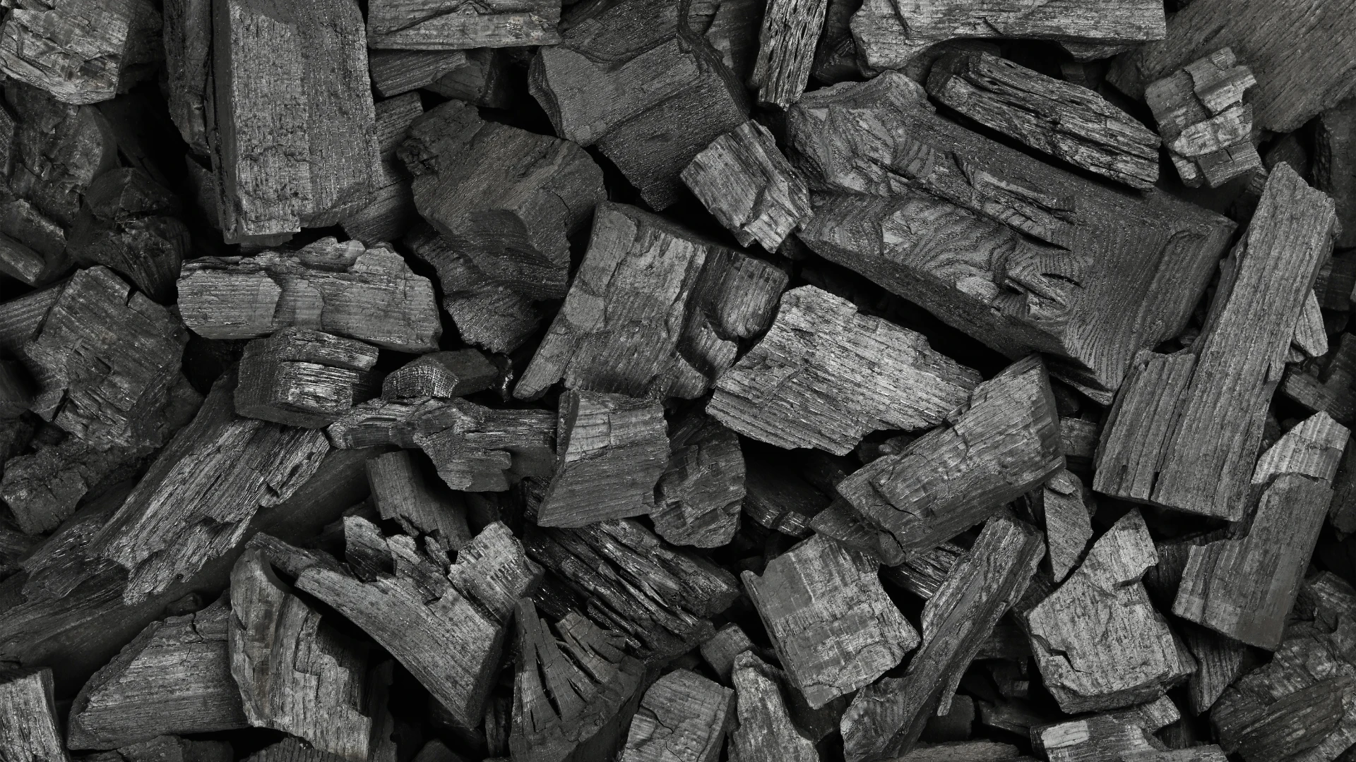 Holzkohle für die Industrie – Draufsicht auf einheitliche Stücke mit sichtbarer Maserung und kompakter Struktur für Industrie, Energie und Technik.