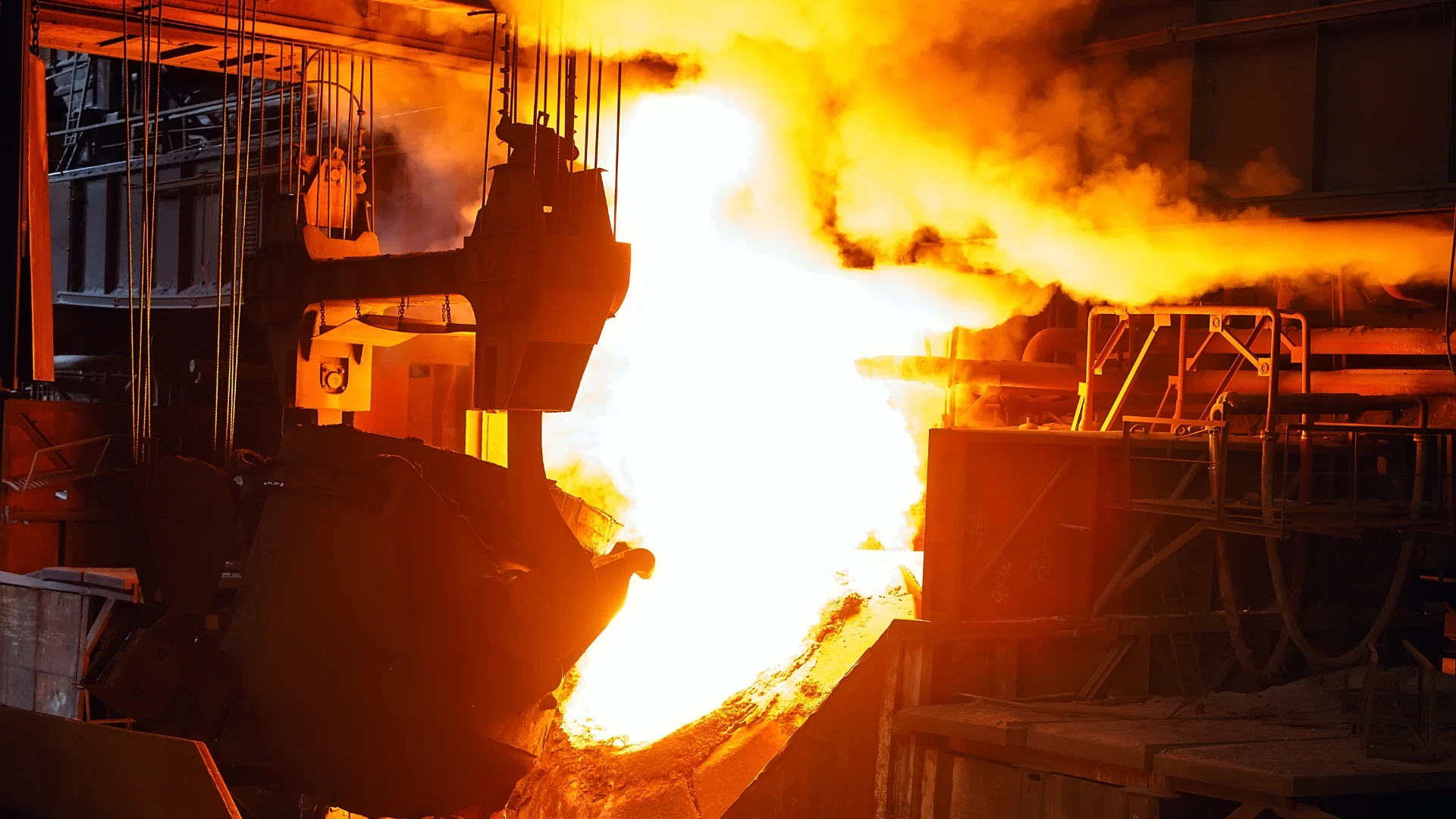 Ferrolegierungen – der Schmelzprozess im Hüttenwerk mit sichtbarem flüssigem Metall und der intensiven Glut eines Industrieofens.